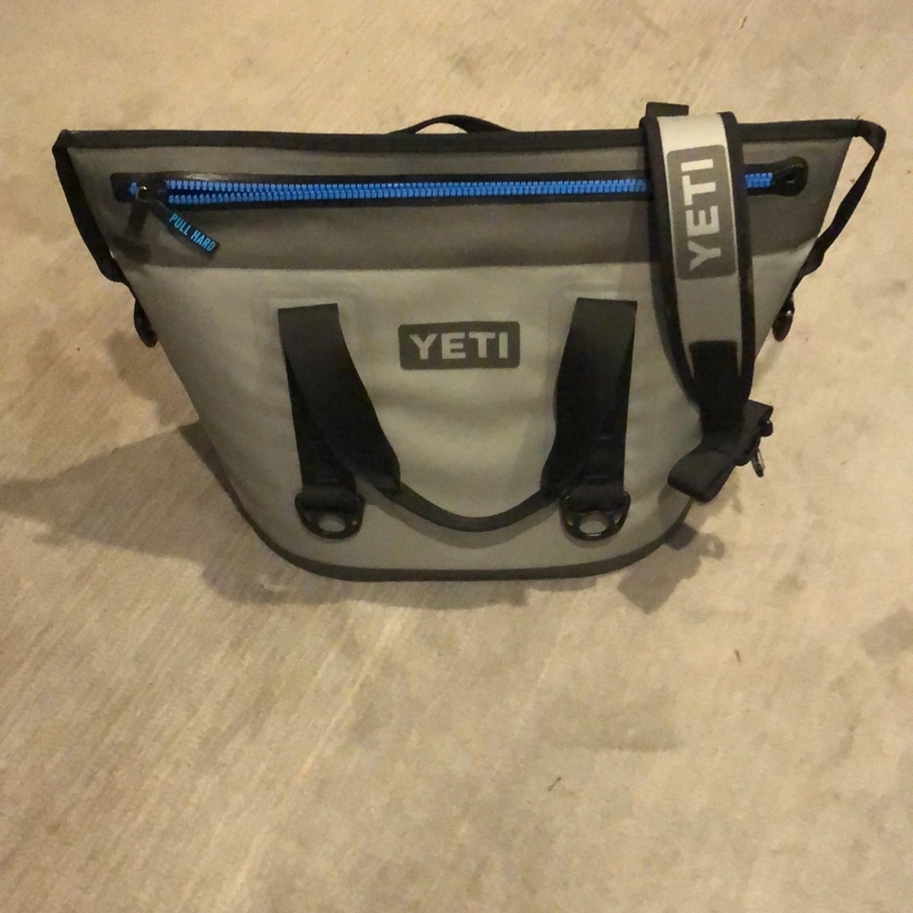 Yeti Hopper M30 Cooler- never used